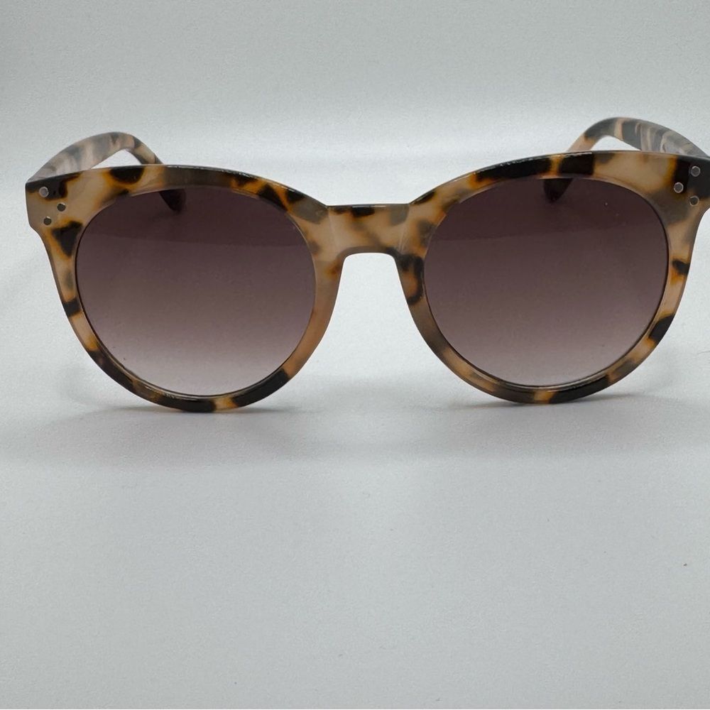 Brown and Tan Oversized Sunglasses with Gradient Lenses